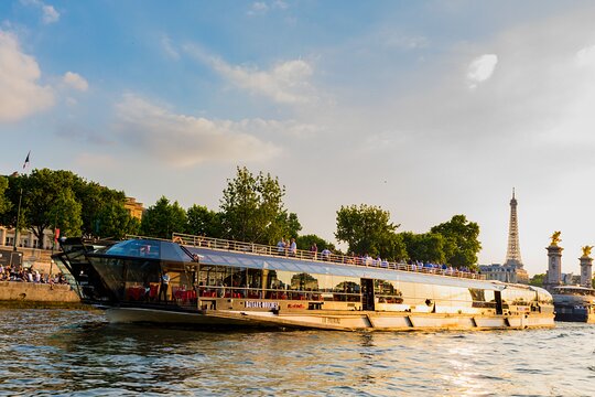 Paris Seine River Cruise With Live Music by Bateaux Mouches